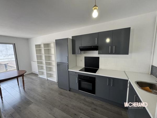 Appartement deux chambres avec balcon et parking