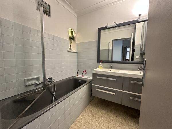 Villeneuve-Loubet (06270) VILLENEUVE LOUBET GRANGE RIMADE - VILLAGE A PIED DERNIER ETAGE VASTE APPARTEMENT DE CARACTERE DE 85 M²