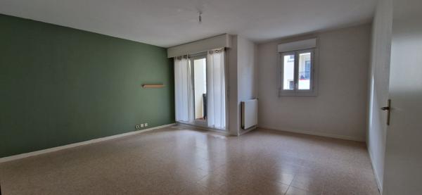 Grand Appartement T2 de 55m2 avec balcon, cuisine aménagée, équipée proche centre ville et transport quartier calme, la sarthe à proximité
