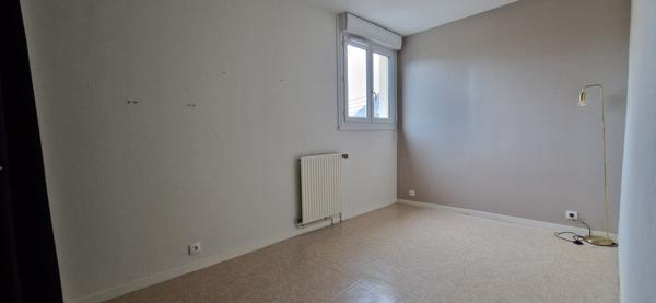 Grand Appartement T2 de 55m2 avec balcon, cuisine aménagée, équipée proche centre ville et transport quartier calme, la sarthe à proximité