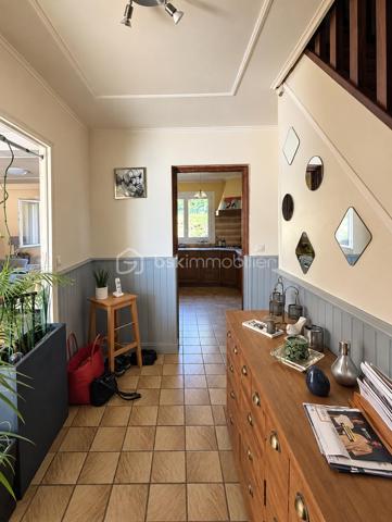 Idéalement située à Gisors (Eure, 27), cette maison lumineuse de 107 m² développe six pièces, dont un double séjour, une grande cuisine aménagée et équipée, et quatre pièces pouvant servir de chambres, réparties sur deux niveaux. Elle dispose d'un grand jardin, d'une grande terrasse et d'un garage accessible directement depuis l'intérieur. Des travaux de rafraîchissement sont à prévoir, laissant à l'acquéreur la possibilité d'y apporter sa propre mise au goût du jour.

REZ-DE-CHAUSSÉE

L'entrée s'ouvre sur un couloir équipé de rangements, qui dessert la grande cuisine, aménagée et équipée, et offre une ouverture directe sur le salon. Cette distribution crée une circulation fluide entre les espaces tout en préservant la séparation des usages. Le double séjour constitue un vrai confort au quotidien : un espace dédié à la détente, un autre aux repas ou à la réception, sans que l'un empiète sur l'autre. Ce niveau accueille également un bureau pouvant faire office de chambre selon les besoins du foyer, ainsi qu'un WC séparé. Le garage est accessible directement depuis l'intérieur, un confort appréciable au quotidien, notamment par mauvais temps.

À L'ÉTAGE

L'étage dessert trois chambres, une salle d'eau et un WC indépendant. L'espace nuit est ainsi clairement séparé des pièces de vie, avec des sanitaires présents aux deux niveaux — une organisation pratique pour une famille.

EXTÉRIEUR

La grande terrasse prolonge la maison et offre un espace de plein air directement exploitable. Le grand jardin, sans vis-à-vis, comprend un coin aménagé pour les repas en extérieur, propice aux déjeuners en famille comme aux soirées d'été. Un cadre agréable pour profiter de l'extérieur en toute tranquillité.

RANGEMENTS ET LUMINOSITÉ

La maison bénéficie d'une bonne luminosité naturelle sur l'ensemble des pièces de vie. Le couloir d'entrée intègre des rangements, ce qui libère de la surface au sol dans les pièces principales et facilite l'organisation du quotidien.

ENVIRONNEMENT ET ACCÈS

Gisors, sous-préfecture de l'Eure (27), réunit de nombreux commerces, des établissements scolaires et une gare permettant de rejoindre la Normandie comme l'Île-de-France. La maison bénéficie d'un emplacement de qualité au sein de la commune, adapté aussi bien aux familles qu'aux actifs effectuant des trajets réguliers.

POINTS À NOTER

Des travaux de rafraîchissement sont à prévoir sur l'ensemble du bien. Ils restent d'ampleur mesurée et permettent à l'acquéreur de personnaliser la maison selon ses goûts. Ce bien s'adresse aux acquéreurs recherchant un volume familial, un double séjour, un grand jardin et un emplacement de choix à Gisors, avec une marge de personnalisation.

Une maison familiale lumineuse de 107 m² avec double séjour, garage et grand jardin, idéalement située à Gisors.