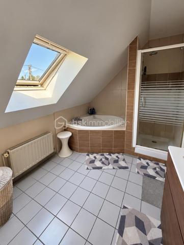 Idéalement située à Gisors (Eure, 27), cette maison lumineuse de 107 m² développe six pièces, dont un double séjour, une grande cuisine aménagée et équipée, et quatre pièces pouvant servir de chambres, réparties sur deux niveaux. Elle dispose d'un grand jardin, d'une grande terrasse et d'un garage accessible directement depuis l'intérieur. Des travaux de rafraîchissement sont à prévoir, laissant à l'acquéreur la possibilité d'y apporter sa propre mise au goût du jour.

REZ-DE-CHAUSSÉE

L'entrée s'ouvre sur un couloir équipé de rangements, qui dessert la grande cuisine, aménagée et équipée, et offre une ouverture directe sur le salon. Cette distribution crée une circulation fluide entre les espaces tout en préservant la séparation des usages. Le double séjour constitue un vrai confort au quotidien : un espace dédié à la détente, un autre aux repas ou à la réception, sans que l'un empiète sur l'autre. Ce niveau accueille également un bureau pouvant faire office de chambre selon les besoins du foyer, ainsi qu'un WC séparé. Le garage est accessible directement depuis l'intérieur, un confort appréciable au quotidien, notamment par mauvais temps.

À L'ÉTAGE

L'étage dessert trois chambres, une salle d'eau et un WC indépendant. L'espace nuit est ainsi clairement séparé des pièces de vie, avec des sanitaires présents aux deux niveaux — une organisation pratique pour une famille.

EXTÉRIEUR

La grande terrasse prolonge la maison et offre un espace de plein air directement exploitable. Le grand jardin, sans vis-à-vis, comprend un coin aménagé pour les repas en extérieur, propice aux déjeuners en famille comme aux soirées d'été. Un cadre agréable pour profiter de l'extérieur en toute tranquillité.

RANGEMENTS ET LUMINOSITÉ

La maison bénéficie d'une bonne luminosité naturelle sur l'ensemble des pièces de vie. Le couloir d'entrée intègre des rangements, ce qui libère de la surface au sol dans les pièces principales et facilite l'organisation du quotidien.

ENVIRONNEMENT ET ACCÈS

Gisors, sous-préfecture de l'Eure (27), réunit de nombreux commerces, des établissements scolaires et une gare permettant de rejoindre la Normandie comme l'Île-de-France. La maison bénéficie d'un emplacement de qualité au sein de la commune, adapté aussi bien aux familles qu'aux actifs effectuant des trajets réguliers.

POINTS À NOTER

Des travaux de rafraîchissement sont à prévoir sur l'ensemble du bien. Ils restent d'ampleur mesurée et permettent à l'acquéreur de personnaliser la maison selon ses goûts. Ce bien s'adresse aux acquéreurs recherchant un volume familial, un double séjour, un grand jardin et un emplacement de choix à Gisors, avec une marge de personnalisation.

Une maison familiale lumineuse de 107 m² avec double séjour, garage et grand jardin, idéalement située à Gisors.