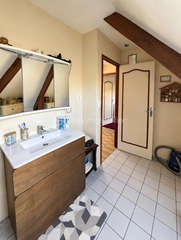 Idéalement située à Gisors (Eure, 27), cette maison lumineuse de 107 m² développe six pièces, dont un double séjour, une grande cuisine aménagée et équipée, et quatre pièces pouvant servir de chambres, réparties sur deux niveaux. Elle dispose d'un grand jardin, d'une grande terrasse et d'un garage accessible directement depuis l'intérieur. Des travaux de rafraîchissement sont à prévoir, laissant à l'acquéreur la possibilité d'y apporter sa propre mise au goût du jour.

REZ-DE-CHAUSSÉE

L'entrée s'ouvre sur un couloir équipé de rangements, qui dessert la grande cuisine, aménagée et équipée, et offre une ouverture directe sur le salon. Cette distribution crée une circulation fluide entre les espaces tout en préservant la séparation des usages. Le double séjour constitue un vrai confort au quotidien : un espace dédié à la détente, un autre aux repas ou à la réception, sans que l'un empiète sur l'autre. Ce niveau accueille également un bureau pouvant faire office de chambre selon les besoins du foyer, ainsi qu'un WC séparé. Le garage est accessible directement depuis l'intérieur, un confort appréciable au quotidien, notamment par mauvais temps.

À L'ÉTAGE

L'étage dessert trois chambres, une salle d'eau et un WC indépendant. L'espace nuit est ainsi clairement séparé des pièces de vie, avec des sanitaires présents aux deux niveaux — une organisation pratique pour une famille.

EXTÉRIEUR

La grande terrasse prolonge la maison et offre un espace de plein air directement exploitable. Le grand jardin, sans vis-à-vis, comprend un coin aménagé pour les repas en extérieur, propice aux déjeuners en famille comme aux soirées d'été. Un cadre agréable pour profiter de l'extérieur en toute tranquillité.

RANGEMENTS ET LUMINOSITÉ

La maison bénéficie d'une bonne luminosité naturelle sur l'ensemble des pièces de vie. Le couloir d'entrée intègre des rangements, ce qui libère de la surface au sol dans les pièces principales et facilite l'organisation du quotidien.

ENVIRONNEMENT ET ACCÈS

Gisors, sous-préfecture de l'Eure (27), réunit de nombreux commerces, des établissements scolaires et une gare permettant de rejoindre la Normandie comme l'Île-de-France. La maison bénéficie d'un emplacement de qualité au sein de la commune, adapté aussi bien aux familles qu'aux actifs effectuant des trajets réguliers.

POINTS À NOTER

Des travaux de rafraîchissement sont à prévoir sur l'ensemble du bien. Ils restent d'ampleur mesurée et permettent à l'acquéreur de personnaliser la maison selon ses goûts. Ce bien s'adresse aux acquéreurs recherchant un volume familial, un double séjour, un grand jardin et un emplacement de choix à Gisors, avec une marge de personnalisation.

Une maison familiale lumineuse de 107 m² avec double séjour, garage et grand jardin, idéalement située à Gisors.