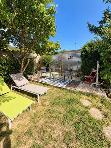Idéalement située à Gisors (Eure, 27), cette maison lumineuse de 107 m² développe six pièces, dont un double séjour, une grande cuisine aménagée et équipée, et quatre pièces pouvant servir de chambres, réparties sur deux niveaux. Elle dispose d'un grand jardin, d'une grande terrasse et d'un garage accessible directement depuis l'intérieur. Des travaux de rafraîchissement sont à prévoir, laissant à l'acquéreur la possibilité d'y apporter sa propre mise au goût du jour.

REZ-DE-CHAUSSÉE

L'entrée s'ouvre sur un couloir équipé de rangements, qui dessert la grande cuisine, aménagée et équipée, et offre une ouverture directe sur le salon. Cette distribution crée une circulation fluide entre les espaces tout en préservant la séparation des usages. Le double séjour constitue un vrai confort au quotidien : un espace dédié à la détente, un autre aux repas ou à la réception, sans que l'un empiète sur l'autre. Ce niveau accueille également un bureau pouvant faire office de chambre selon les besoins du foyer, ainsi qu'un WC séparé. Le garage est accessible directement depuis l'intérieur, un confort appréciable au quotidien, notamment par mauvais temps.

À L'ÉTAGE

L'étage dessert trois chambres, une salle d'eau et un WC indépendant. L'espace nuit est ainsi clairement séparé des pièces de vie, avec des sanitaires présents aux deux niveaux — une organisation pratique pour une famille.

EXTÉRIEUR

La grande terrasse prolonge la maison et offre un espace de plein air directement exploitable. Le grand jardin, sans vis-à-vis, comprend un coin aménagé pour les repas en extérieur, propice aux déjeuners en famille comme aux soirées d'été. Un cadre agréable pour profiter de l'extérieur en toute tranquillité.

RANGEMENTS ET LUMINOSITÉ

La maison bénéficie d'une bonne luminosité naturelle sur l'ensemble des pièces de vie. Le couloir d'entrée intègre des rangements, ce qui libère de la surface au sol dans les pièces principales et facilite l'organisation du quotidien.

ENVIRONNEMENT ET ACCÈS

Gisors, sous-préfecture de l'Eure (27), réunit de nombreux commerces, des établissements scolaires et une gare permettant de rejoindre la Normandie comme l'Île-de-France. La maison bénéficie d'un emplacement de qualité au sein de la commune, adapté aussi bien aux familles qu'aux actifs effectuant des trajets réguliers.

POINTS À NOTER

Des travaux de rafraîchissement sont à prévoir sur l'ensemble du bien. Ils restent d'ampleur mesurée et permettent à l'acquéreur de personnaliser la maison selon ses goûts. Ce bien s'adresse aux acquéreurs recherchant un volume familial, un double séjour, un grand jardin et un emplacement de choix à Gisors, avec une marge de personnalisation.

Une maison familiale lumineuse de 107 m² avec double séjour, garage et grand jardin, idéalement située à Gisors.