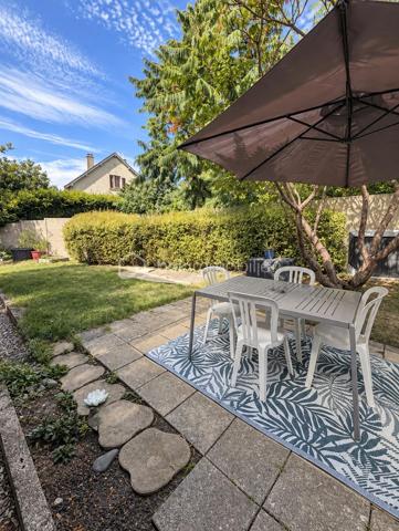 Idéalement située à Gisors (Eure, 27), cette maison lumineuse de 107 m² développe six pièces, dont un double séjour, une grande cuisine aménagée et équipée, et quatre pièces pouvant servir de chambres, réparties sur deux niveaux. Elle dispose d'un grand jardin, d'une grande terrasse et d'un garage accessible directement depuis l'intérieur. Des travaux de rafraîchissement sont à prévoir, laissant à l'acquéreur la possibilité d'y apporter sa propre mise au goût du jour.

REZ-DE-CHAUSSÉE

L'entrée s'ouvre sur un couloir équipé de rangements, qui dessert la grande cuisine, aménagée et équipée, et offre une ouverture directe sur le salon. Cette distribution crée une circulation fluide entre les espaces tout en préservant la séparation des usages. Le double séjour constitue un vrai confort au quotidien : un espace dédié à la détente, un autre aux repas ou à la réception, sans que l'un empiète sur l'autre. Ce niveau accueille également un bureau pouvant faire office de chambre selon les besoins du foyer, ainsi qu'un WC séparé. Le garage est accessible directement depuis l'intérieur, un confort appréciable au quotidien, notamment par mauvais temps.

À L'ÉTAGE

L'étage dessert trois chambres, une salle d'eau et un WC indépendant. L'espace nuit est ainsi clairement séparé des pièces de vie, avec des sanitaires présents aux deux niveaux — une organisation pratique pour une famille.

EXTÉRIEUR

La grande terrasse prolonge la maison et offre un espace de plein air directement exploitable. Le grand jardin, sans vis-à-vis, comprend un coin aménagé pour les repas en extérieur, propice aux déjeuners en famille comme aux soirées d'été. Un cadre agréable pour profiter de l'extérieur en toute tranquillité.

RANGEMENTS ET LUMINOSITÉ

La maison bénéficie d'une bonne luminosité naturelle sur l'ensemble des pièces de vie. Le couloir d'entrée intègre des rangements, ce qui libère de la surface au sol dans les pièces principales et facilite l'organisation du quotidien.

ENVIRONNEMENT ET ACCÈS

Gisors, sous-préfecture de l'Eure (27), réunit de nombreux commerces, des établissements scolaires et une gare permettant de rejoindre la Normandie comme l'Île-de-France. La maison bénéficie d'un emplacement de qualité au sein de la commune, adapté aussi bien aux familles qu'aux actifs effectuant des trajets réguliers.

POINTS À NOTER

Des travaux de rafraîchissement sont à prévoir sur l'ensemble du bien. Ils restent d'ampleur mesurée et permettent à l'acquéreur de personnaliser la maison selon ses goûts. Ce bien s'adresse aux acquéreurs recherchant un volume familial, un double séjour, un grand jardin et un emplacement de choix à Gisors, avec une marge de personnalisation.

Une maison familiale lumineuse de 107 m² avec double séjour, garage et grand jardin, idéalement située à Gisors.