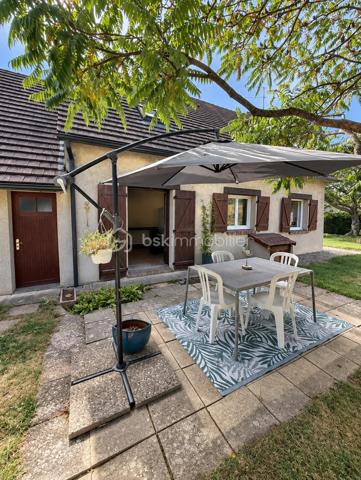 Idéalement située à Gisors (Eure, 27), cette maison lumineuse de 107 m² développe six pièces, dont un double séjour, une grande cuisine aménagée et équipée, et quatre pièces pouvant servir de chambres, réparties sur deux niveaux. Elle dispose d'un grand jardin, d'une grande terrasse et d'un garage accessible directement depuis l'intérieur. Des travaux de rafraîchissement sont à prévoir, laissant à l'acquéreur la possibilité d'y apporter sa propre mise au goût du jour.

REZ-DE-CHAUSSÉE

L'entrée s'ouvre sur un couloir équipé de rangements, qui dessert la grande cuisine, aménagée et équipée, et offre une ouverture directe sur le salon. Cette distribution crée une circulation fluide entre les espaces tout en préservant la séparation des usages. Le double séjour constitue un vrai confort au quotidien : un espace dédié à la détente, un autre aux repas ou à la réception, sans que l'un empiète sur l'autre. Ce niveau accueille également un bureau pouvant faire office de chambre selon les besoins du foyer, ainsi qu'un WC séparé. Le garage est accessible directement depuis l'intérieur, un confort appréciable au quotidien, notamment par mauvais temps.

À L'ÉTAGE

L'étage dessert trois chambres, une salle d'eau et un WC indépendant. L'espace nuit est ainsi clairement séparé des pièces de vie, avec des sanitaires présents aux deux niveaux — une organisation pratique pour une famille.

EXTÉRIEUR

La grande terrasse prolonge la maison et offre un espace de plein air directement exploitable. Le grand jardin, sans vis-à-vis, comprend un coin aménagé pour les repas en extérieur, propice aux déjeuners en famille comme aux soirées d'été. Un cadre agréable pour profiter de l'extérieur en toute tranquillité.

RANGEMENTS ET LUMINOSITÉ

La maison bénéficie d'une bonne luminosité naturelle sur l'ensemble des pièces de vie. Le couloir d'entrée intègre des rangements, ce qui libère de la surface au sol dans les pièces principales et facilite l'organisation du quotidien.

ENVIRONNEMENT ET ACCÈS

Gisors, sous-préfecture de l'Eure (27), réunit de nombreux commerces, des établissements scolaires et une gare permettant de rejoindre la Normandie comme l'Île-de-France. La maison bénéficie d'un emplacement de qualité au sein de la commune, adapté aussi bien aux familles qu'aux actifs effectuant des trajets réguliers.

POINTS À NOTER

Des travaux de rafraîchissement sont à prévoir sur l'ensemble du bien. Ils restent d'ampleur mesurée et permettent à l'acquéreur de personnaliser la maison selon ses goûts. Ce bien s'adresse aux acquéreurs recherchant un volume familial, un double séjour, un grand jardin et un emplacement de choix à Gisors, avec une marge de personnalisation.

Une maison familiale lumineuse de 107 m² avec double séjour, garage et grand jardin, idéalement située à Gisors.