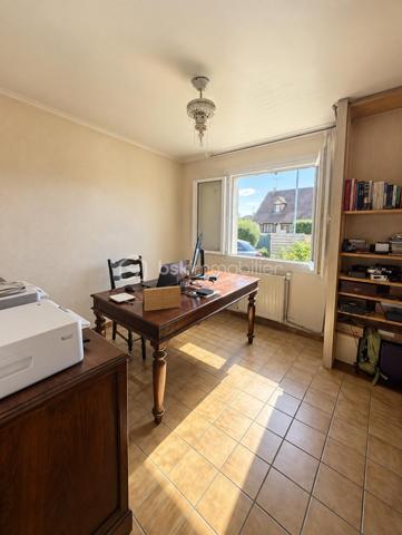 Idéalement située à Gisors (Eure, 27), cette maison lumineuse de 107 m² développe six pièces, dont un double séjour, une grande cuisine aménagée et équipée, et quatre pièces pouvant servir de chambres, réparties sur deux niveaux. Elle dispose d'un grand jardin, d'une grande terrasse et d'un garage accessible directement depuis l'intérieur. Des travaux de rafraîchissement sont à prévoir, laissant à l'acquéreur la possibilité d'y apporter sa propre mise au goût du jour.

REZ-DE-CHAUSSÉE

L'entrée s'ouvre sur un couloir équipé de rangements, qui dessert la grande cuisine, aménagée et équipée, et offre une ouverture directe sur le salon. Cette distribution crée une circulation fluide entre les espaces tout en préservant la séparation des usages. Le double séjour constitue un vrai confort au quotidien : un espace dédié à la détente, un autre aux repas ou à la réception, sans que l'un empiète sur l'autre. Ce niveau accueille également un bureau pouvant faire office de chambre selon les besoins du foyer, ainsi qu'un WC séparé. Le garage est accessible directement depuis l'intérieur, un confort appréciable au quotidien, notamment par mauvais temps.

À L'ÉTAGE

L'étage dessert trois chambres, une salle d'eau et un WC indépendant. L'espace nuit est ainsi clairement séparé des pièces de vie, avec des sanitaires présents aux deux niveaux — une organisation pratique pour une famille.

EXTÉRIEUR

La grande terrasse prolonge la maison et offre un espace de plein air directement exploitable. Le grand jardin, sans vis-à-vis, comprend un coin aménagé pour les repas en extérieur, propice aux déjeuners en famille comme aux soirées d'été. Un cadre agréable pour profiter de l'extérieur en toute tranquillité.

RANGEMENTS ET LUMINOSITÉ

La maison bénéficie d'une bonne luminosité naturelle sur l'ensemble des pièces de vie. Le couloir d'entrée intègre des rangements, ce qui libère de la surface au sol dans les pièces principales et facilite l'organisation du quotidien.

ENVIRONNEMENT ET ACCÈS

Gisors, sous-préfecture de l'Eure (27), réunit de nombreux commerces, des établissements scolaires et une gare permettant de rejoindre la Normandie comme l'Île-de-France. La maison bénéficie d'un emplacement de qualité au sein de la commune, adapté aussi bien aux familles qu'aux actifs effectuant des trajets réguliers.

POINTS À NOTER

Des travaux de rafraîchissement sont à prévoir sur l'ensemble du bien. Ils restent d'ampleur mesurée et permettent à l'acquéreur de personnaliser la maison selon ses goûts. Ce bien s'adresse aux acquéreurs recherchant un volume familial, un double séjour, un grand jardin et un emplacement de choix à Gisors, avec une marge de personnalisation.

Une maison familiale lumineuse de 107 m² avec double séjour, garage et grand jardin, idéalement située à Gisors.