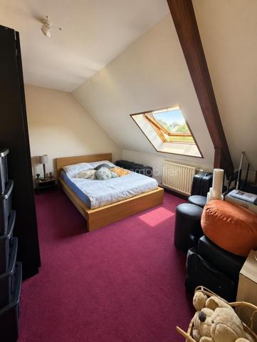 Idéalement située à Gisors (Eure, 27), cette maison lumineuse de 107 m² développe six pièces, dont un double séjour, une grande cuisine aménagée et équipée, et quatre pièces pouvant servir de chambres, réparties sur deux niveaux. Elle dispose d'un grand jardin, d'une grande terrasse et d'un garage accessible directement depuis l'intérieur. Des travaux de rafraîchissement sont à prévoir, laissant à l'acquéreur la possibilité d'y apporter sa propre mise au goût du jour.

REZ-DE-CHAUSSÉE

L'entrée s'ouvre sur un couloir équipé de rangements, qui dessert la grande cuisine, aménagée et équipée, et offre une ouverture directe sur le salon. Cette distribution crée une circulation fluide entre les espaces tout en préservant la séparation des usages. Le double séjour constitue un vrai confort au quotidien : un espace dédié à la détente, un autre aux repas ou à la réception, sans que l'un empiète sur l'autre. Ce niveau accueille également un bureau pouvant faire office de chambre selon les besoins du foyer, ainsi qu'un WC séparé. Le garage est accessible directement depuis l'intérieur, un confort appréciable au quotidien, notamment par mauvais temps.

À L'ÉTAGE

L'étage dessert trois chambres, une salle d'eau et un WC indépendant. L'espace nuit est ainsi clairement séparé des pièces de vie, avec des sanitaires présents aux deux niveaux — une organisation pratique pour une famille.

EXTÉRIEUR

La grande terrasse prolonge la maison et offre un espace de plein air directement exploitable. Le grand jardin, sans vis-à-vis, comprend un coin aménagé pour les repas en extérieur, propice aux déjeuners en famille comme aux soirées d'été. Un cadre agréable pour profiter de l'extérieur en toute tranquillité.

RANGEMENTS ET LUMINOSITÉ

La maison bénéficie d'une bonne luminosité naturelle sur l'ensemble des pièces de vie. Le couloir d'entrée intègre des rangements, ce qui libère de la surface au sol dans les pièces principales et facilite l'organisation du quotidien.

ENVIRONNEMENT ET ACCÈS

Gisors, sous-préfecture de l'Eure (27), réunit de nombreux commerces, des établissements scolaires et une gare permettant de rejoindre la Normandie comme l'Île-de-France. La maison bénéficie d'un emplacement de qualité au sein de la commune, adapté aussi bien aux familles qu'aux actifs effectuant des trajets réguliers.

POINTS À NOTER

Des travaux de rafraîchissement sont à prévoir sur l'ensemble du bien. Ils restent d'ampleur mesurée et permettent à l'acquéreur de personnaliser la maison selon ses goûts. Ce bien s'adresse aux acquéreurs recherchant un volume familial, un double séjour, un grand jardin et un emplacement de choix à Gisors, avec une marge de personnalisation.

Une maison familiale lumineuse de 107 m² avec double séjour, garage et grand jardin, idéalement située à Gisors.