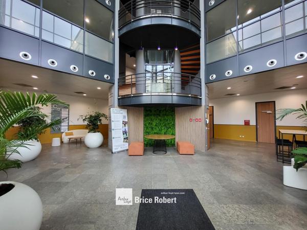 Bureaux à louer à Ecully lumineux avec accès rapide A6 et parking