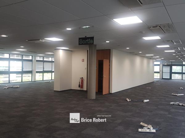 Bureaux à louer à Ecully lumineux avec accès rapide A6 et parking