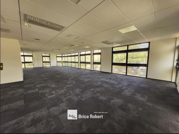 Bureaux à louer à Ecully lumineux avec accès rapide A6 et parking