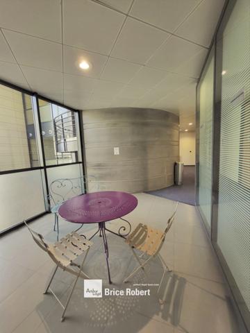 Bureaux à louer à Ecully lumineux avec accès rapide A6 et parking