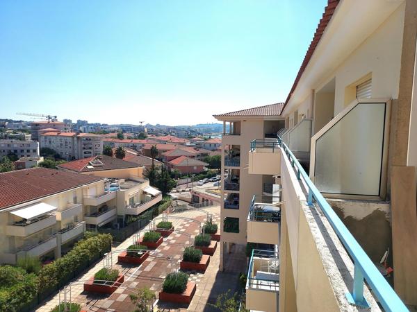 Appartement rénové au dernier étage avec aperçu mer