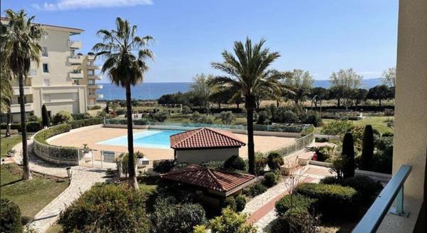 Appartement rénové au dernier étage avec aperçu mer