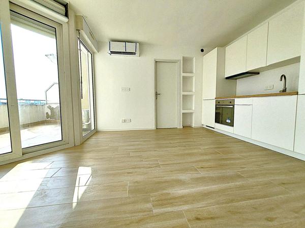 Appartement rénové au dernier étage avec aperçu mer