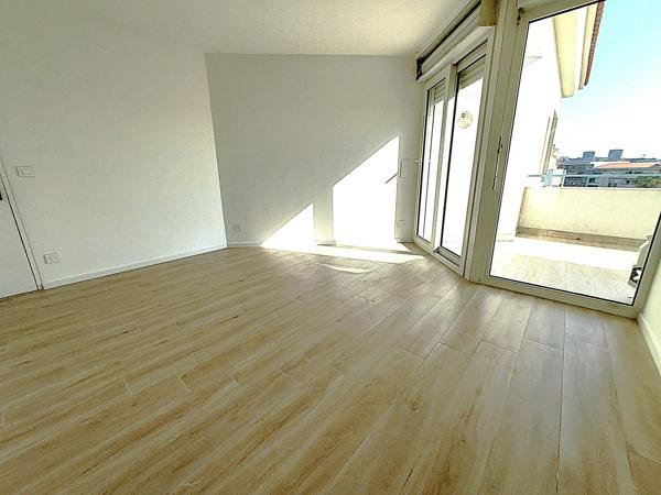Appartement rénové au dernier étage avec aperçu mer