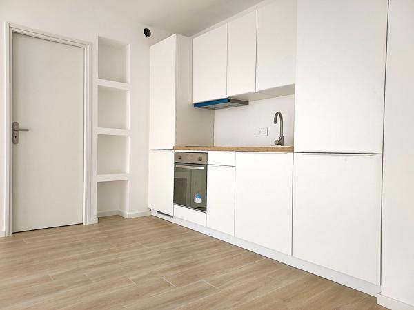 Appartement rénové au dernier étage avec aperçu mer