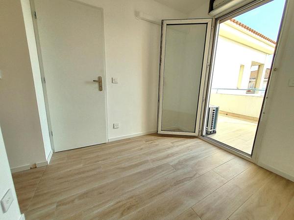Appartement rénové au dernier étage avec aperçu mer