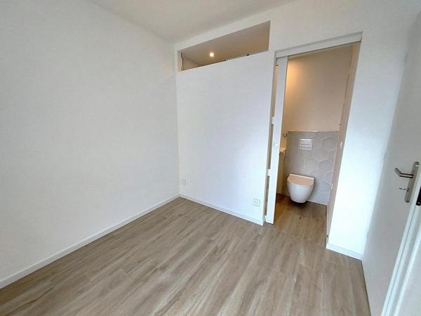 Appartement rénové au dernier étage avec aperçu mer