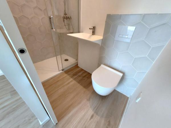 Appartement rénové au dernier étage avec aperçu mer