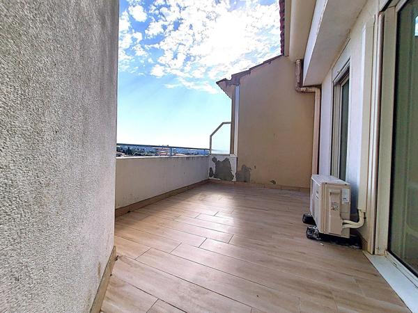 Appartement rénové au dernier étage avec aperçu mer