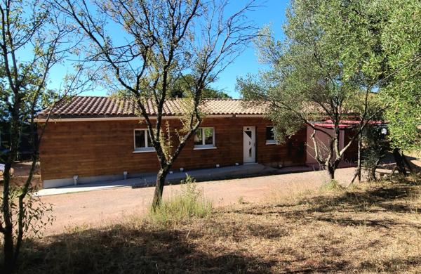 Exclusivité Maison à Ossature Bois D'environ 86 m2( possibilité d'agrandissement de 50m2 ,pièce attenante a la maison ) , 3 pièces à LE CANNET DES MAURES (83340)