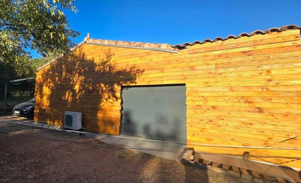 Exclusivité Maison à Ossature Bois D'environ 86 m2( possibilité d'agrandissement de 50m2 ,pièce attenante a la maison ) , 3 pièces à LE CANNET DES MAURES (83340)
