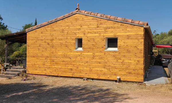 Exclusivité Maison à Ossature Bois D'environ 86 m2( possibilité d'agrandissement de 50m2 ,pièce attenante a la maison ) , 3 pièces à LE CANNET DES MAURES (83340)