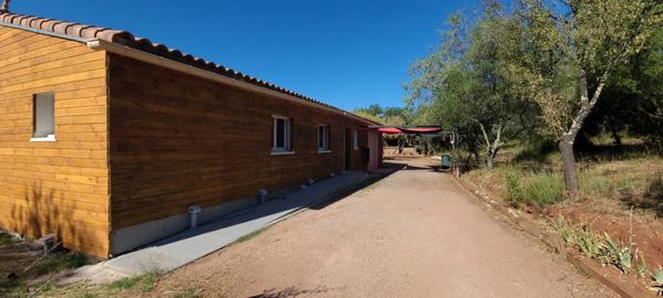 Exclusivité Maison à Ossature Bois D'environ 86 m2( possibilité d'agrandissement de 50m2 ,pièce attenante a la maison ) , 3 pièces à LE CANNET DES MAURES (83340)