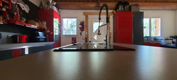 Exclusivité Maison à Ossature Bois D'environ 86 m2( possibilité d'agrandissement de 50m2 ,pièce attenante a la maison ) , 3 pièces à LE CANNET DES MAURES (83340)