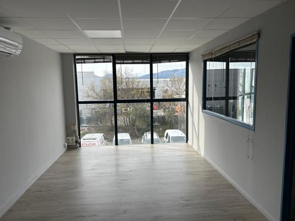 Bureaux lumineux à vendre ou à louer - ZA Les Paluds - Aubagne