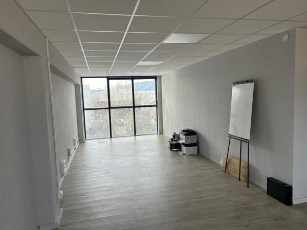 Bureaux lumineux à vendre ou à louer - ZA Les Paluds - Aubagne
