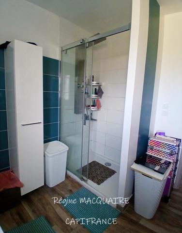 À vendre – Pavillon récent de plain‑pied (RT2012) : 4 pièces, 3 chambres, 1 259 m² de terrain, 44 m² de combles aménageables – Vire (14)