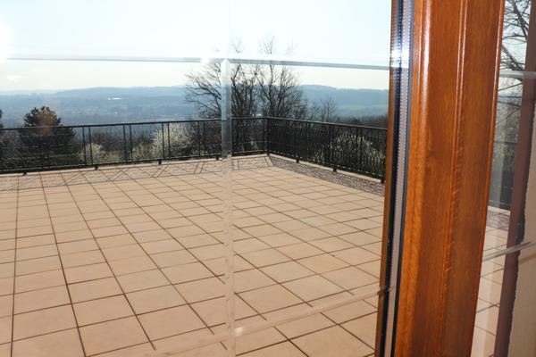 Belle maison avec vue et piscine