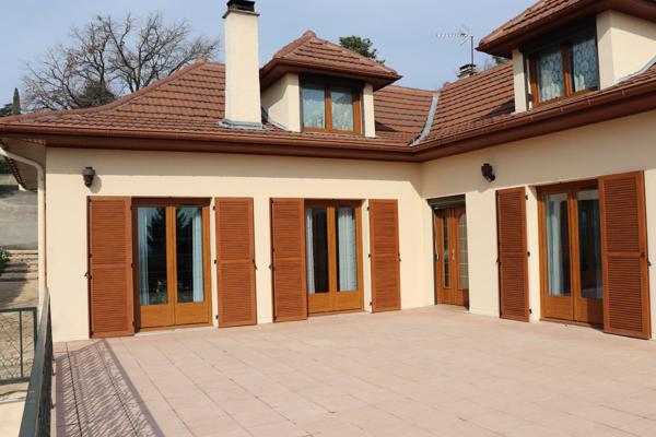 Belle maison avec vue et piscine