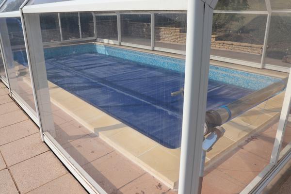 Belle maison avec vue et piscine