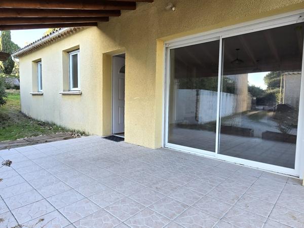 Maison de plain-pied au calme, proche du village