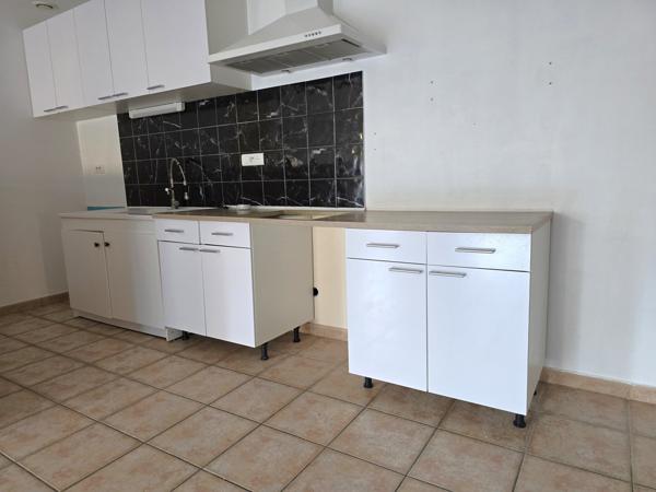 Maison de plain-pied au calme, proche du village