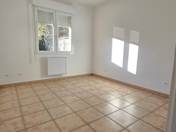 Maison de plain-pied au calme, proche du village