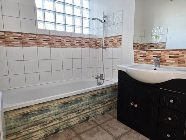 Maison de plain-pied au calme, proche du village