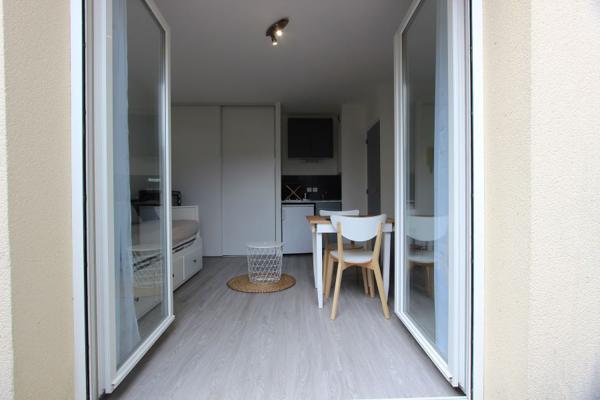 location studio entièrement rénové avec parking dans le quartier de Kerfeunteun.