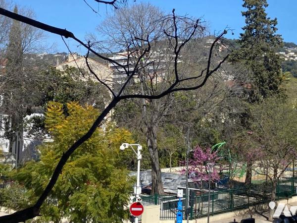 Appartement en étage élevé dans un résidence récente , proche du centre ville de Cannes à pieds .