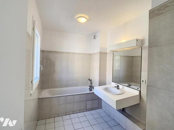 Appartement en étage élevé dans un résidence récente , proche du centre ville de Cannes à pieds .