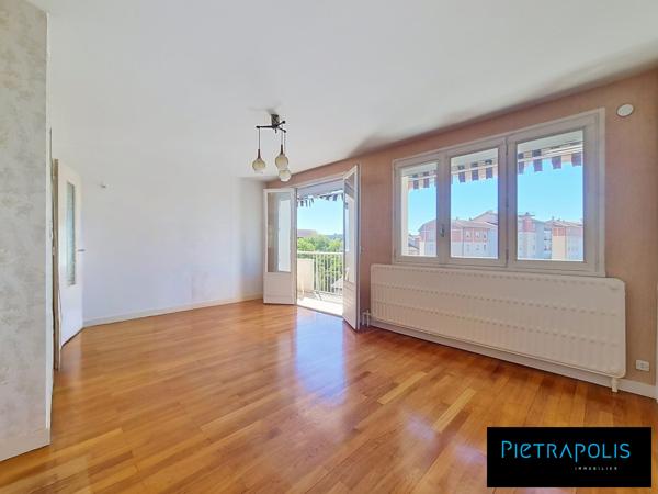 T4 de 82m2 - traversant - balcon - 3ème étage - stationnement privatif