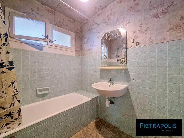 T4 de 82m2 - traversant - balcon - 3ème étage - stationnement privatif