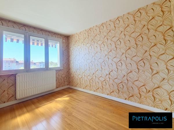 T4 de 82m2 - traversant - balcon - 3ème étage - stationnement privatif