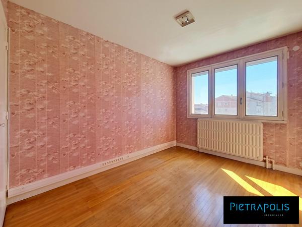 T4 de 82m2 - traversant - balcon - 3ème étage - stationnement privatif