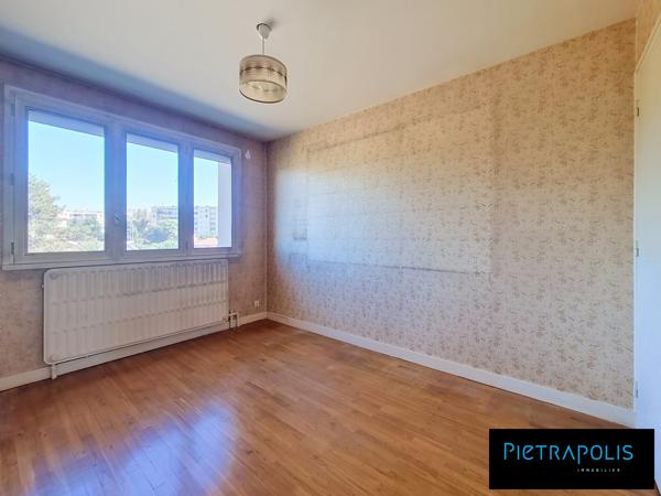T4 de 82m2 - traversant - balcon - 3ème étage - stationnement privatif