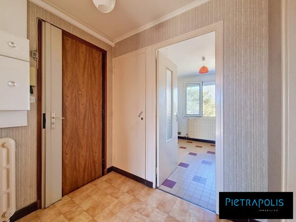 T4 de 82m2 - traversant - balcon - 3ème étage - stationnement privatif