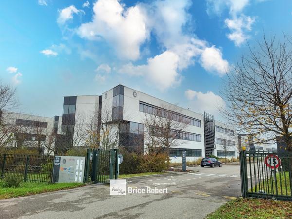 Bureaux à louer à Saint-Priest dans parc avec accès tramway et parking